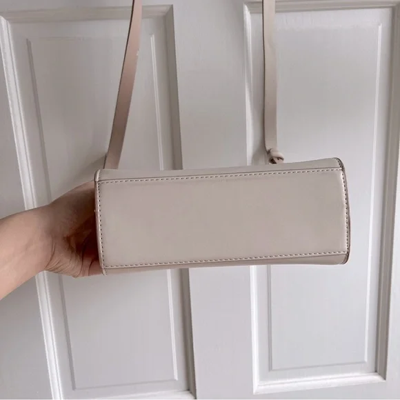 Cream Shoulder Bag with Golden Metal Clasp - Picture 5 of 16